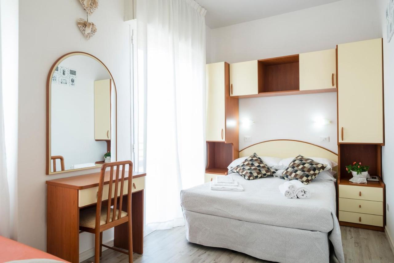 Hotel Crosal Rimini Exterior photo