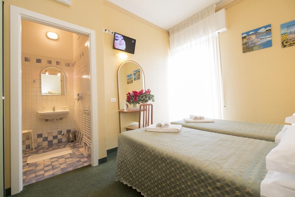 Hotel Crosal Rimini Exterior photo