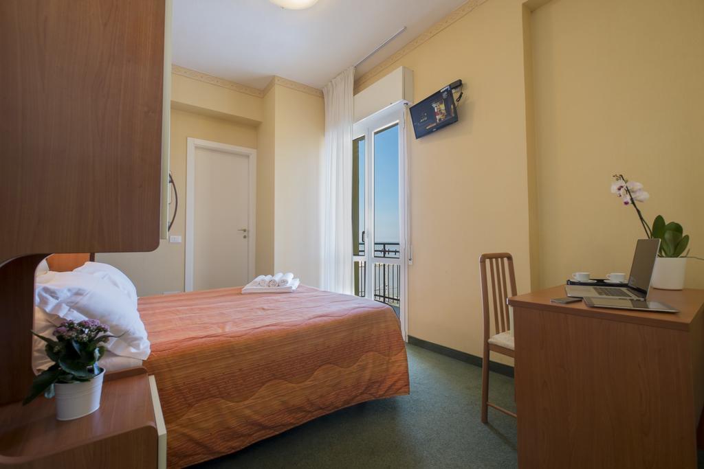 Hotel Crosal Rimini Exterior photo