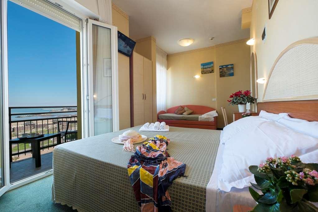 Hotel Crosal Rimini Room photo